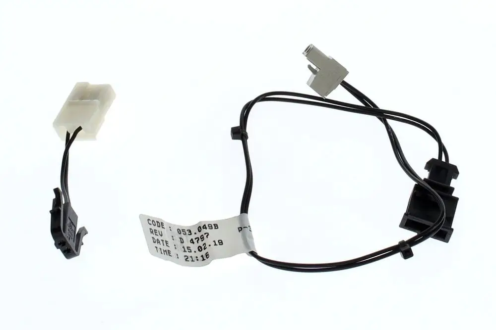 Kabeladapter von Bosch mit mehreren Anschlüssen, einschließlich eines weißen und eines schwarzen Steckeransatzes, verbunden durch schwarze Kabel. Sichtbarer Aufkleber mit Code und Daten.